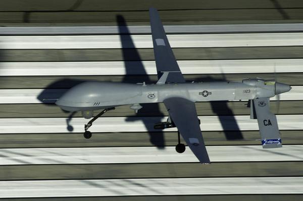 MQ-1 Predator z 163rd Reconnaissance Wing ANG nad pasem startowym portu lotniczego Victorville. Tech Sgt Effrain Lopez/USAF